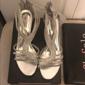 Rhinestone 💎 heels NIB Never worn Size 9!